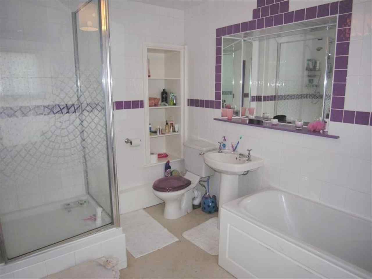 resized-2349823-ensuite bathroom.jpg